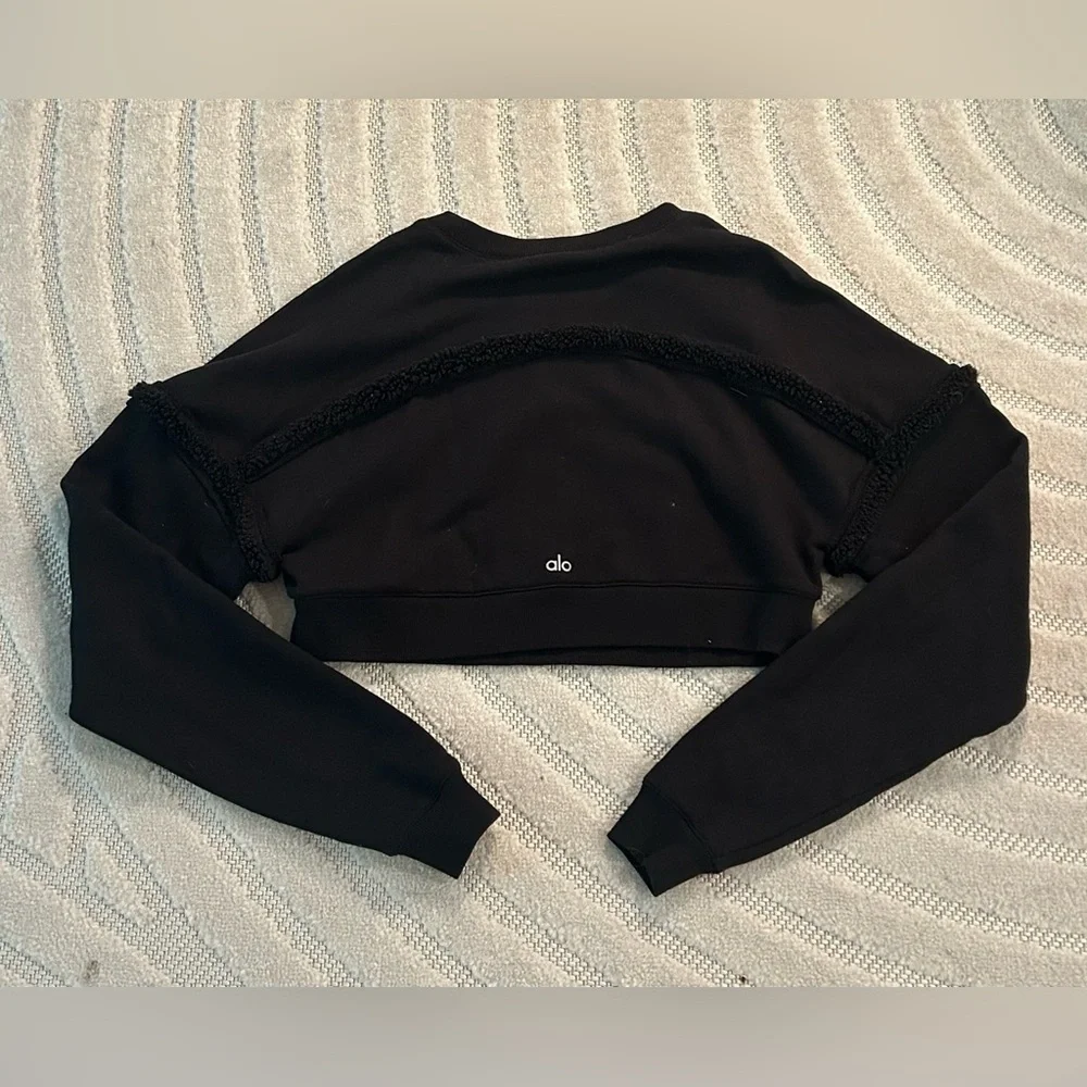 ALO Yoga Oversized City Sherpa Fleece Trim Cropped Sweatshirt in Black - XS